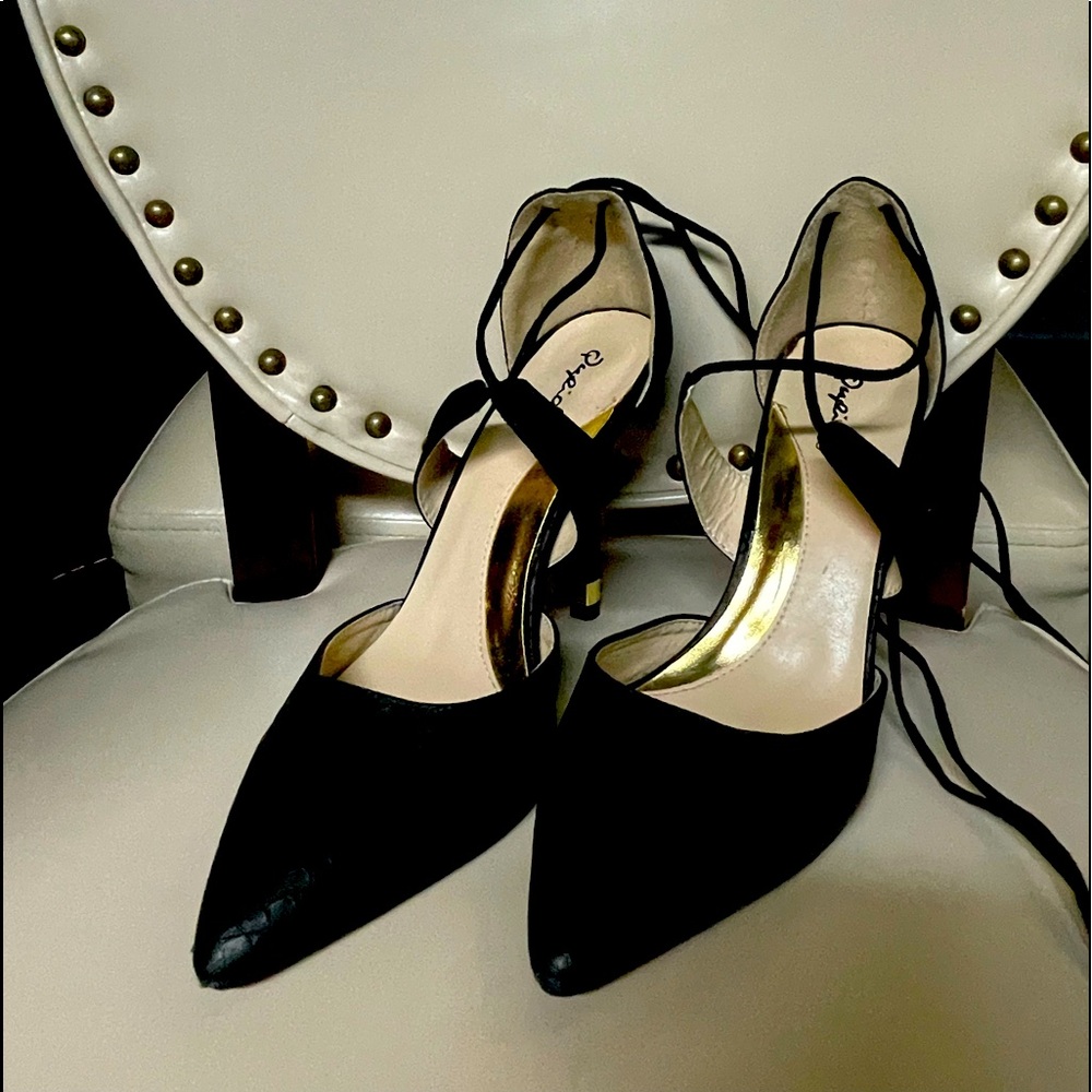 Women’s black heels , size 7